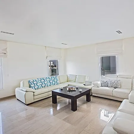 Fig Tree Bay Frontline,luxury 4bdr Sea-front With Pool Villa *