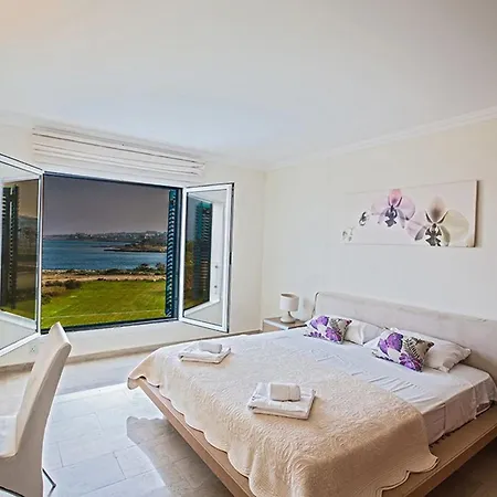 Fig Tree Bay Frontline,luxury 4bdr Sea-front With Pool Villa