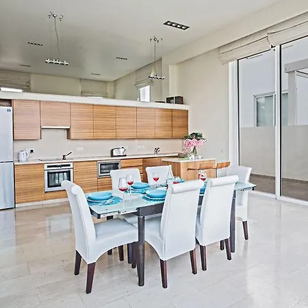 Fig Tree Bay Frontline,luxury 4bdr Sea-front With Pool *