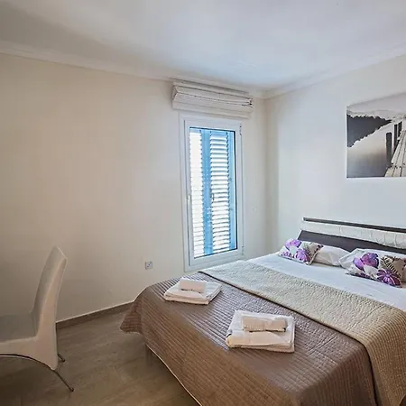 Fig Tree Bay Frontline,luxury 4bdr Sea-front With Pool Villa *