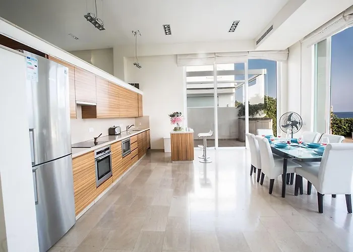 Fig Tree Bay Frontline,luxury 4bdr Sea-front With Pool 프로타라스