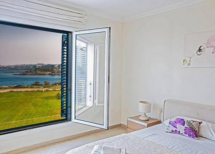 Fig Tree Bay Frontline,luxury 4bdr Sea-front With Pool 프로타라스