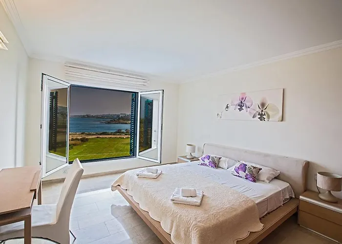 Fig Tree Bay Frontline,luxury 4bdr Sea-front With Pool 别墅