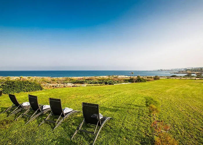 Fig Tree Bay Frontline,luxury 4bdr Sea-front With Pool